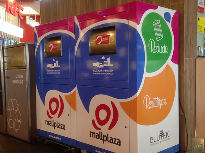 Máquina trituradora de comida en patio de comidas de un mall