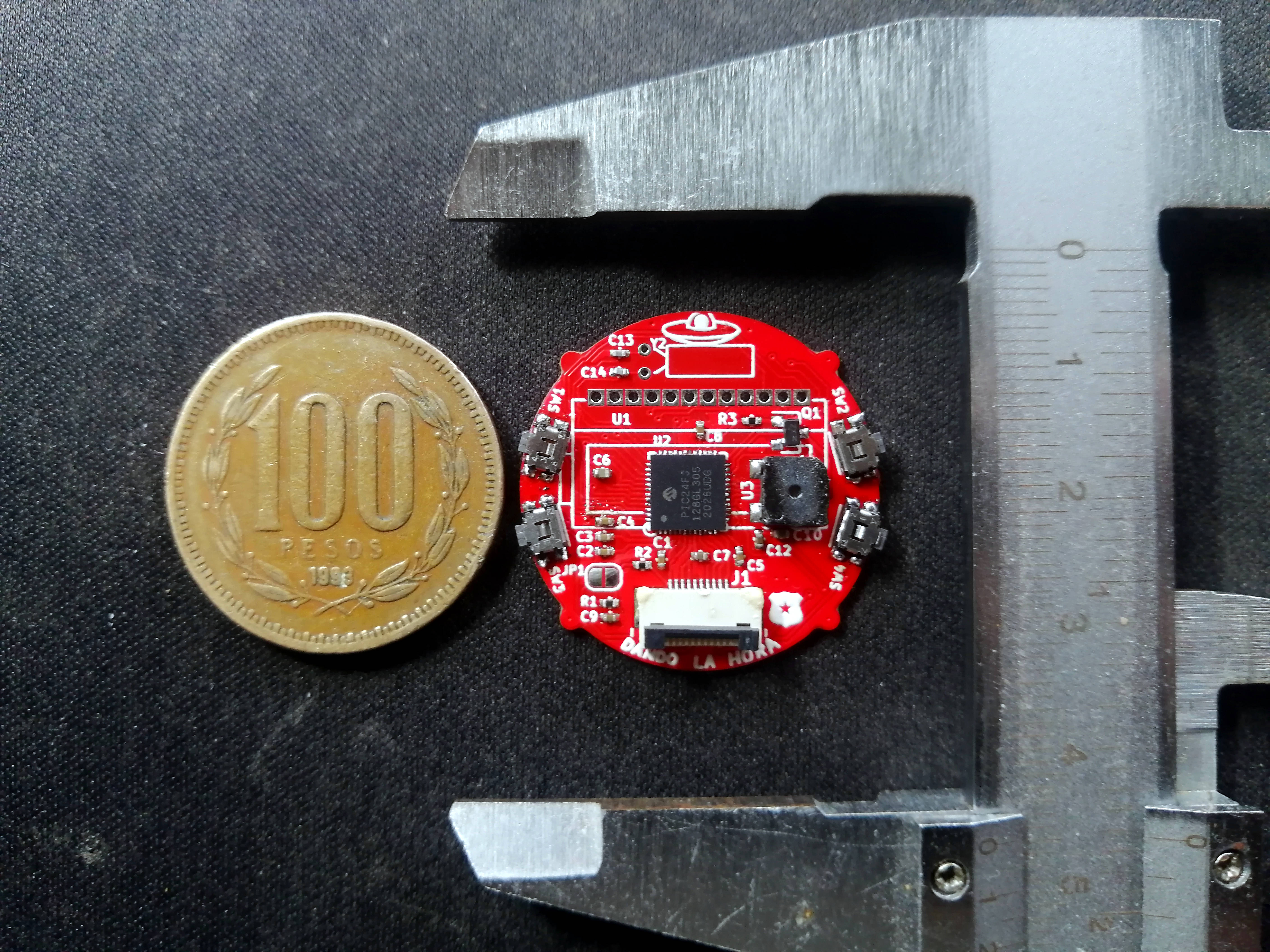 reloj digital del tamaño de una moneda chilena